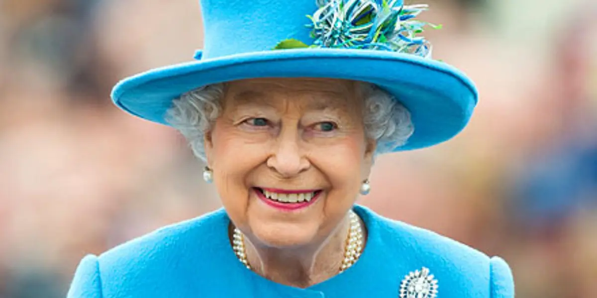 Conoce la razón del color negro en las manos de la Reina Isabel II