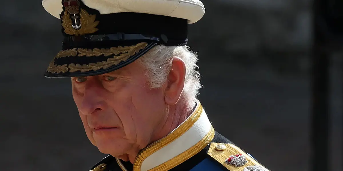 Conoce que significan los huevos que le arrojan al Rey Carlos III