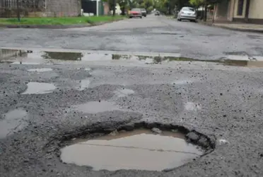 ¿Cuántas veces los amortiguadores de tu auto han pagado el precio de un bache? Así puedes reportarlos para que los reparen.