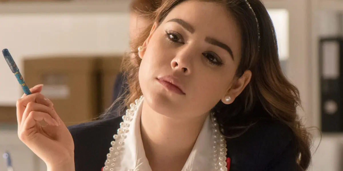 Danna Paola la guapa actriz revela la verdad del porque nunca carga con efectivo en su cartera