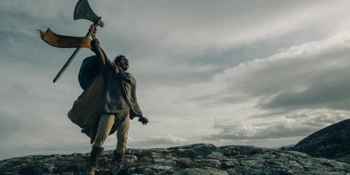 David Lowery es uno de los realizadores más cautivantes del cine de los últimos 10 años y dirige esta producción de fantasía, la película está basada en la mitología artúrica que apunta a un camino de contemplación y de construcción de atmósferas.