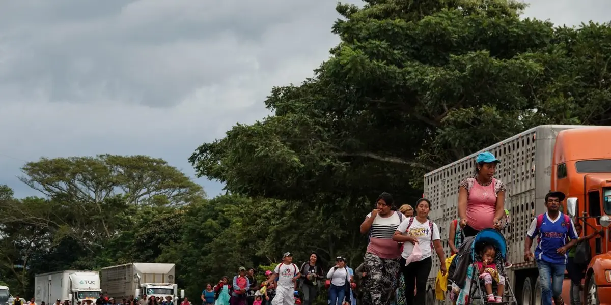 De acuerdo a la Universidad Nacional Autonoma de México “El principio de no devolución implica que "Ningún Estado Contratante podrá expulsar ni devolver de manera alguna a un refugiado a un territorio dentro de cuyas fronteras su vida o libertad puedan correr peligro en virtud de su raza, religión, nacionalidad, pertenencia a determinado grupo social u opinión política",