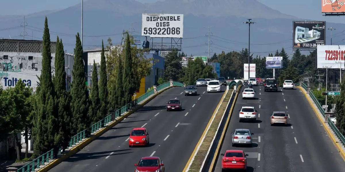 De acuerdo con el programa Hoy No Circula establecido para el viernes 15 de abril, en la CDMX y el Edomex no podrán circular autos con engomado azul, hologramas 1 y 2 y terminación de placa 9 y 0.