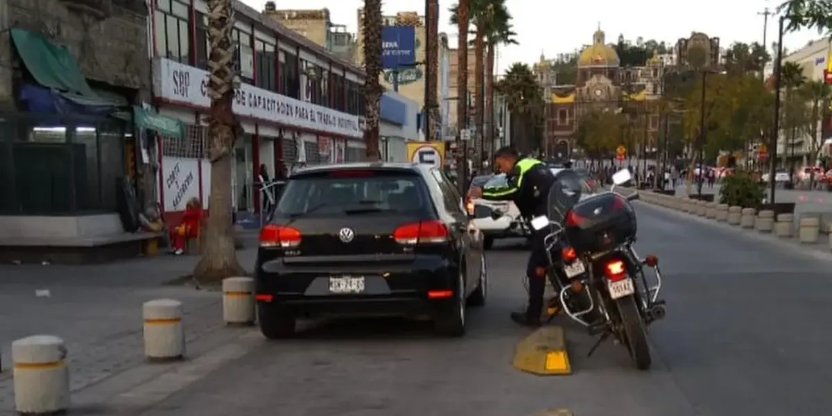 De acuerdo con la Secretaría de Administración y Finanzas de la Ciudad de México, el costo de la multa por verificación extemporánea es de mil 924.40 pesos.