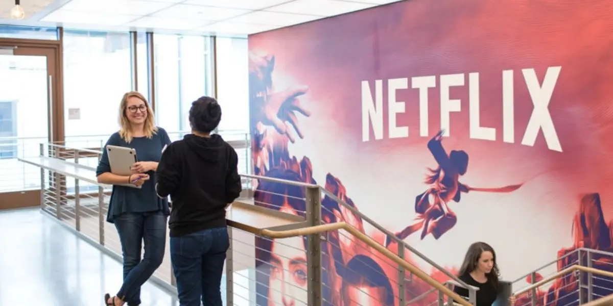 De acuerdo con su página de internet, algunos de sus equipos de trabajo son marketing, contenido, desarrollo comercial.