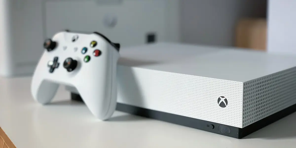 De esta manera las consolas Xbox One han sido completamente descontinuadas. Primero fueron los Xbox One X y Xbox One S digital, justo antes del lanzamiento de las Xbox Series X/S, y ahora se une a la lista de consolas que han pasado a mejor vida, la Xbox One S.