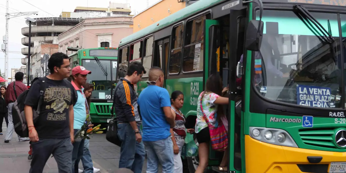 Debido a los casos donde operadores de transporte público, así como choferes de taxis y vehículos de plataformas digitales.
