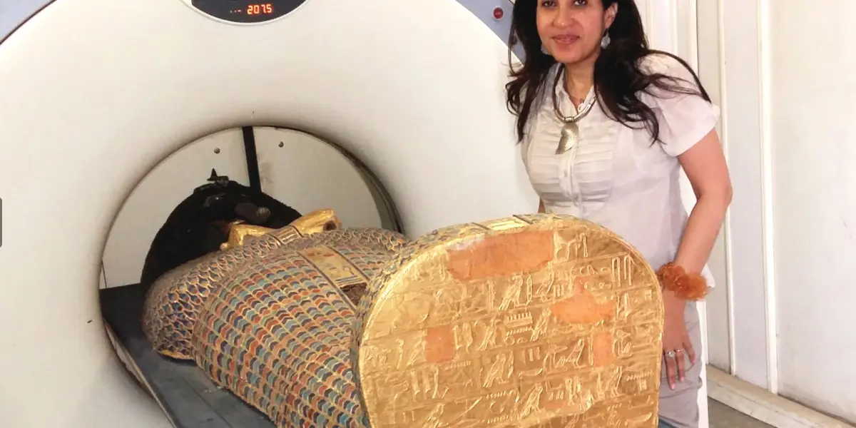 Decorado con guirnaldas de flores y una seductora máscara de madera, la momia era tan frágil que los arqueólogos nunca se habían atrevido a exponer los restos.