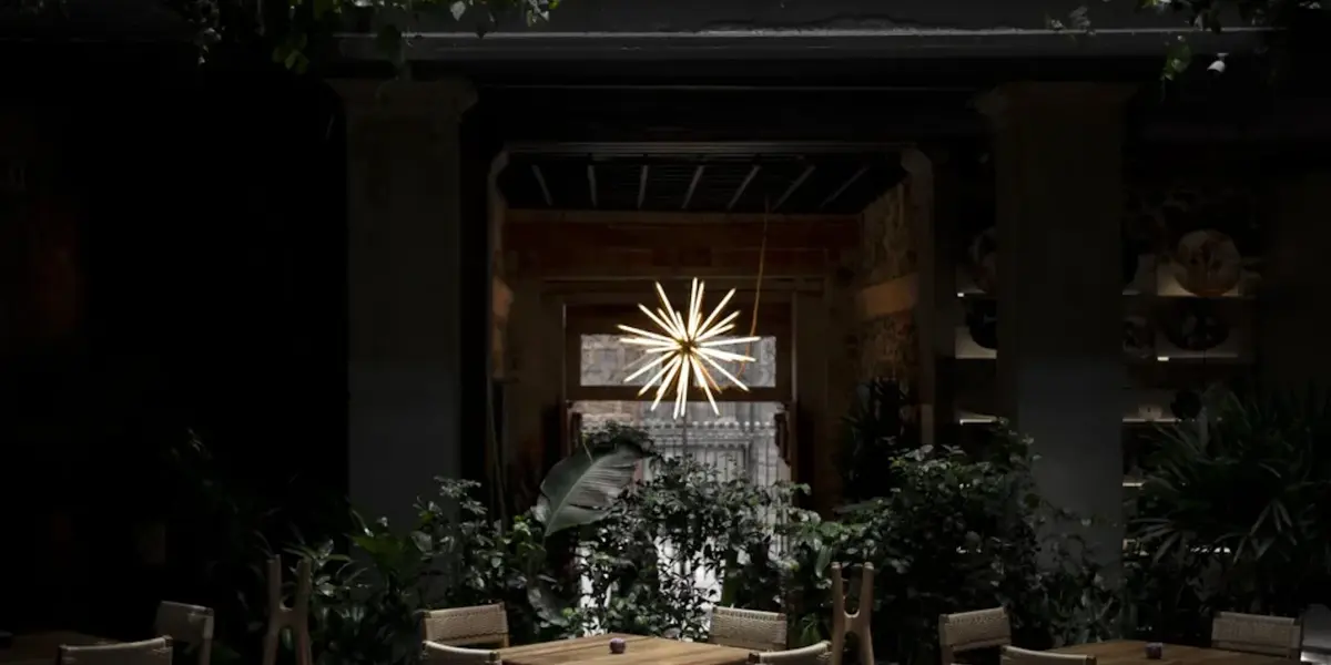 Dentro del hotel Círculo Mexicano, Caracol de Mar se planta en una antigua unidad habitacional que guarda en sus paredes miles de historias para recordar.