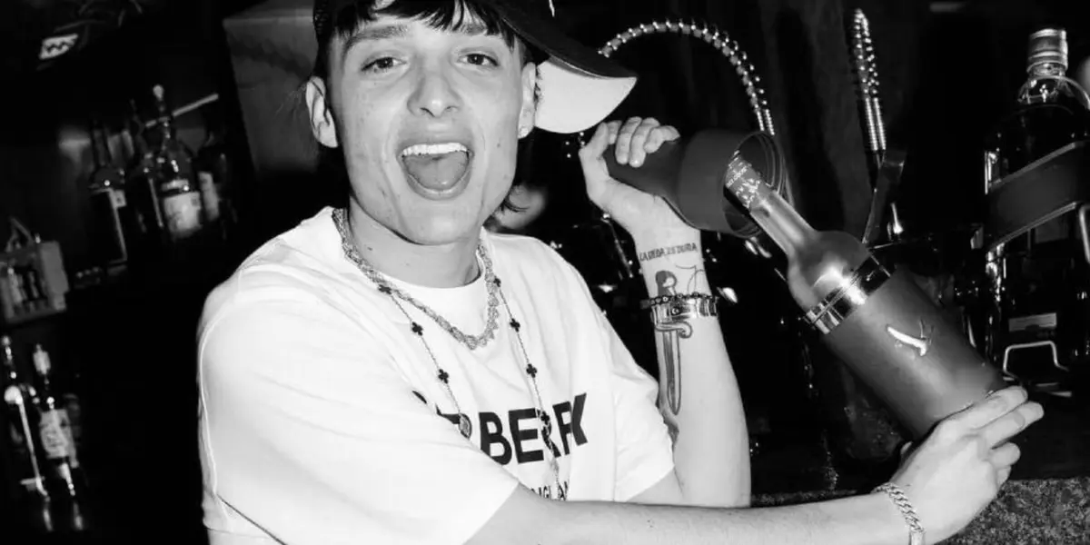 Descubre como se veía Peso Pluma cuando era futbolista antes de la música