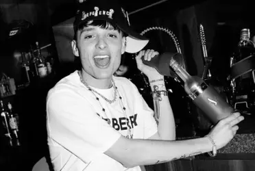 Descubre como se veía Peso Pluma cuando era futbolista antes de la música