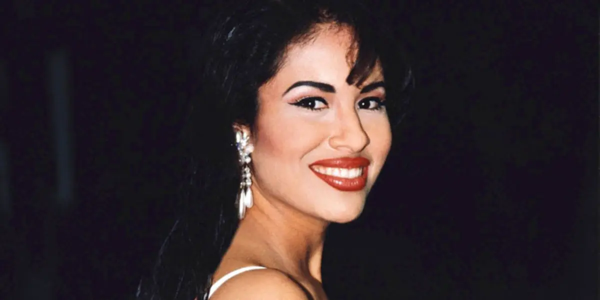Descubre cual era el motivo por el que Selena Quintanilla manchaba su micrófono
