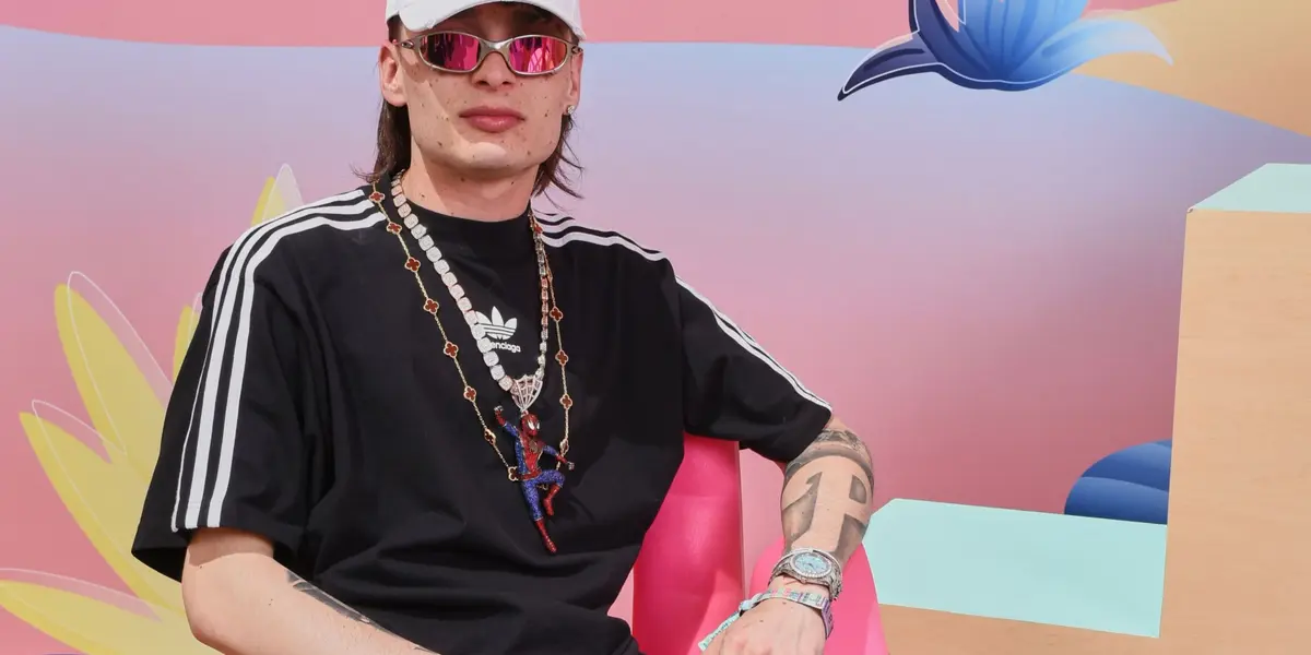 Descubre cual es el amuleto de la suerte que acompaña a Peso Pluma