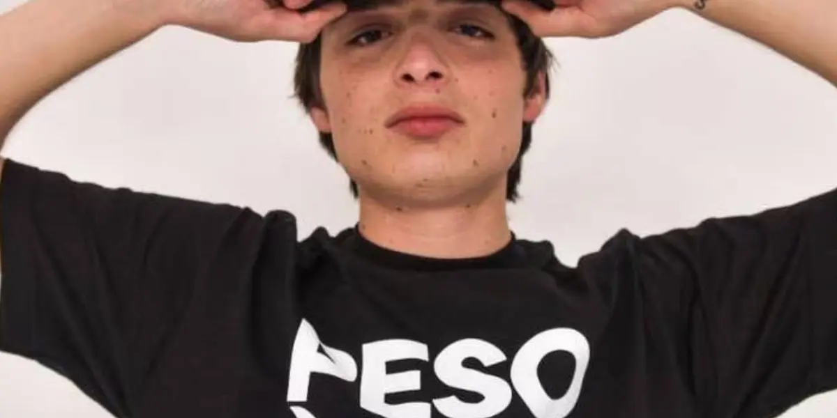 Descubre el amuleto de la suerte que acompaña a Peso Pluma