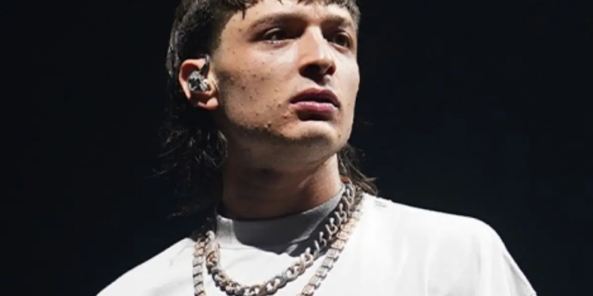 Descubre el pasado de Peso Pluma que ha sido exhibido en redes sociales