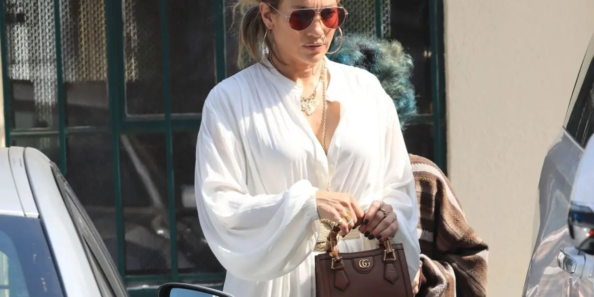 Descubre las cosas esenciales que carga Jennifer López en su bolso