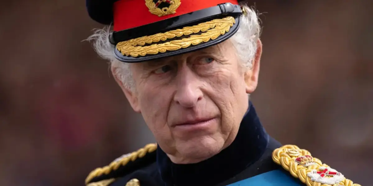 Descubre lo más extraño que el Rey Carlos III suele llevar en todos sus viajes