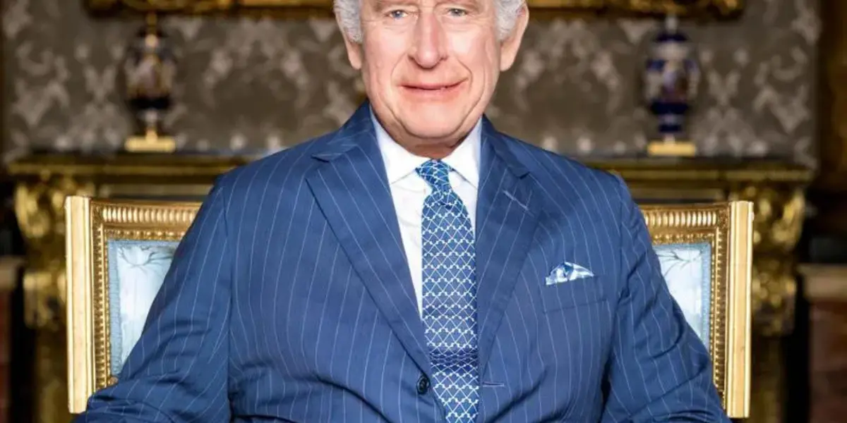 Descubre porque los dedos del Rey Carlos III parecen salchichones