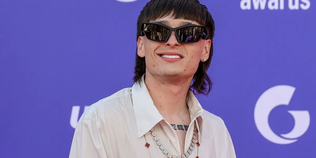 Descubre porque Peso Pluma suele salir acompañado de gafas oscuras