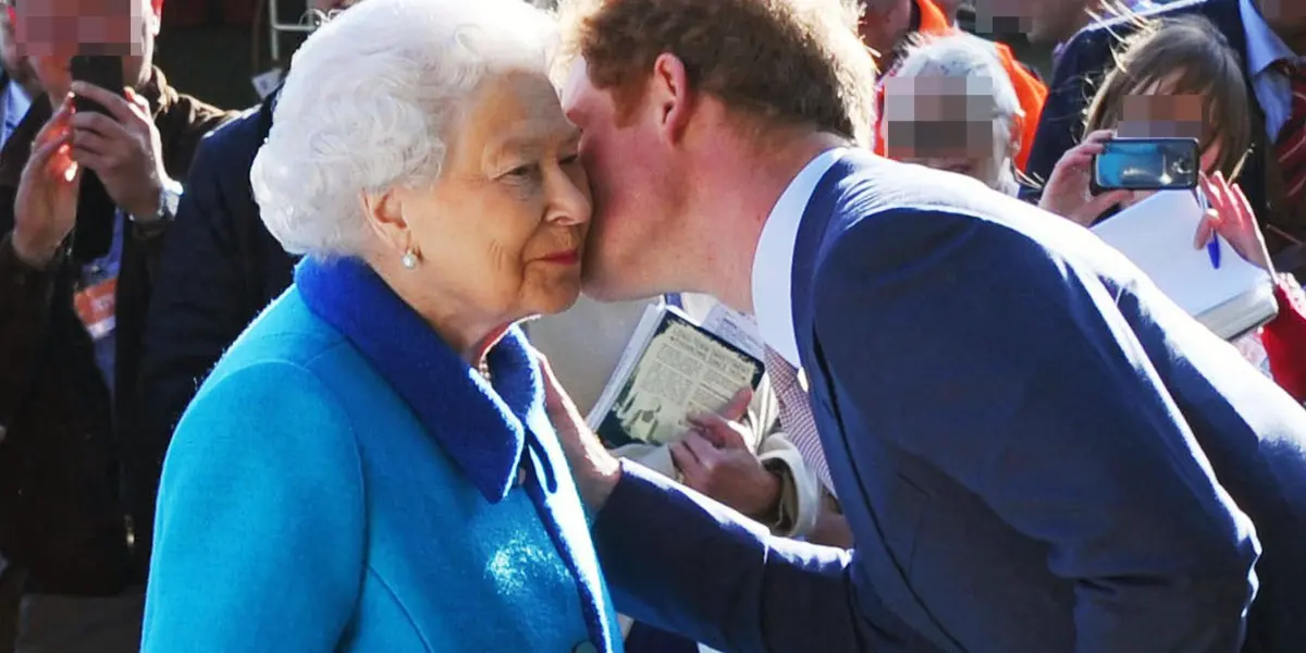 Descubre quien fue el familiar de el Príncipe Harry que no le permitió ver a su abuela