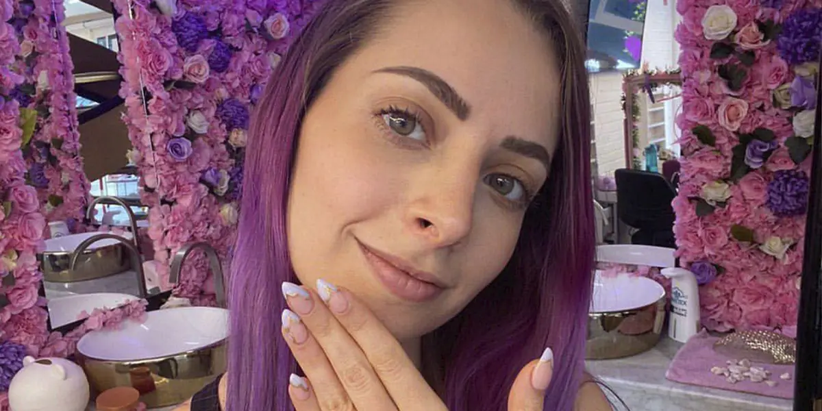 Desde la organización FEMXFEM proponen capacitar a la famosa youtuber sobre violencia de género.