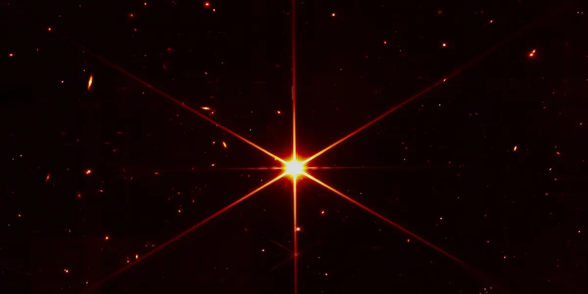 Después de completar un paso crítico en la alineación de sus espejos, la NASA publicó la primera imagen nítida generada por el observatorio espacial de US$10.000 millones.