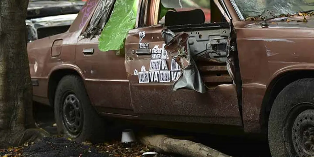 Desvalijados, descompuestos o simplemente abandonados, así lucen muchos carros por toda la ciudad ¿qué hacer si dejan uno en frente de tu casa?