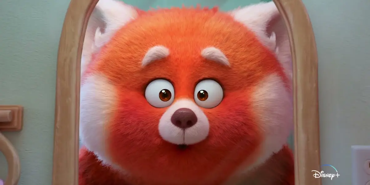 Dirigida por Domee Shi, la historia de fantasía y estilo coming-of-age nos presenta a Mei Lee, una niña chino canadiense de 13 años que descubre, de pronto, que cada vez que afloran sus emociones se convierte en un enorme panda rojo.