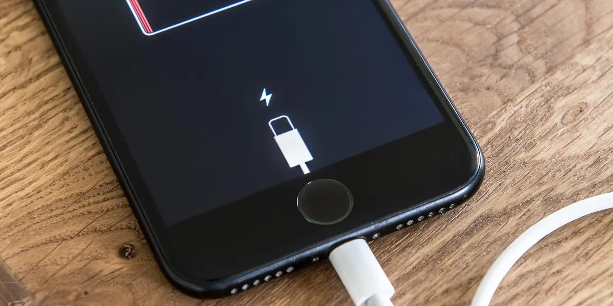 Durante el segundo año de uso la batería de tu teléfono comienza a verse afectada. Te contamos los trucos que puedes emplear para lograr que tenga una mayor duración.