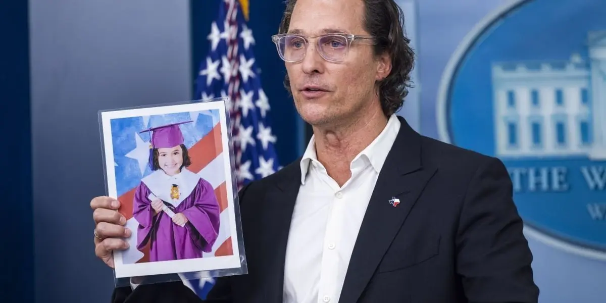 El actor mostró fotografías de sus trabajos de arte y llevó a la sala unos tenis Converse verdes que una de las víctimas usaba todos los días y que fueron clave para identificar su cuerpo.