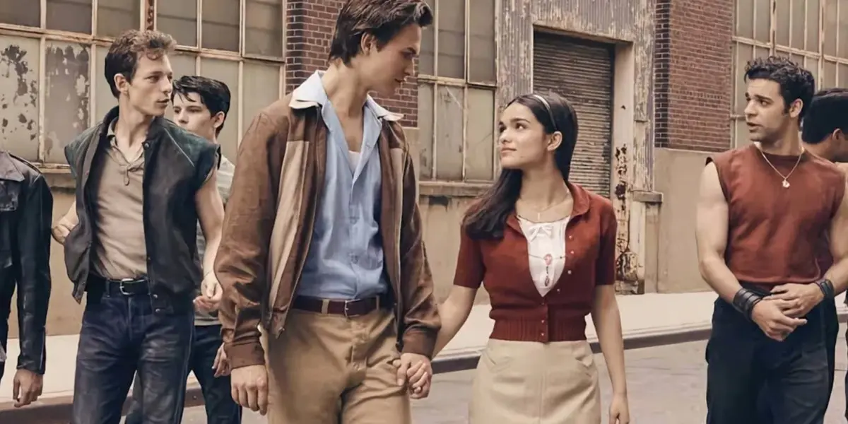 El amor no es color rosa, y se debe luchar. Eso lo deja claro la historia de West Side Story. Los protagonistas de esta producción son Tony (Ansel Elgort) y María (Rachel Zegler),