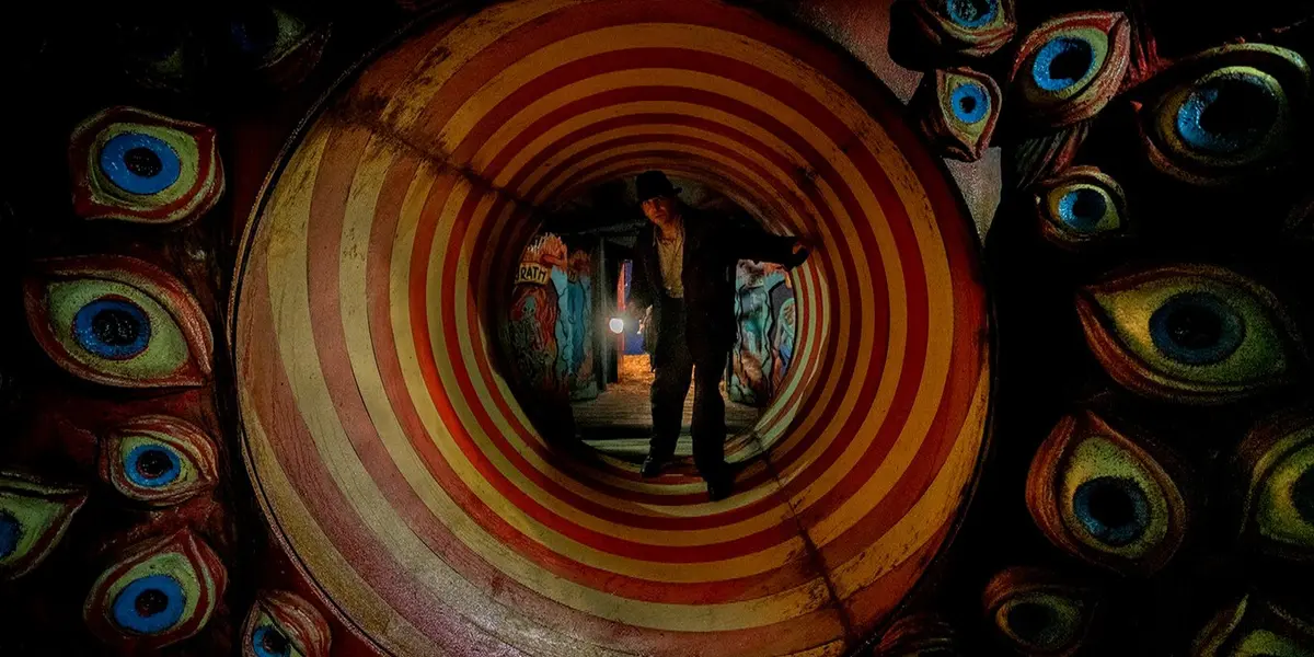 El callejón de las almas perdidas (Nightmare Alley), basada en la novela homónima de 1946, es una película que aborda los géneros de suspenso psicológico y toma inspiración del cine negro