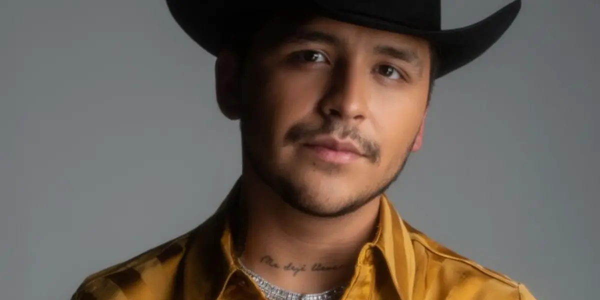 El cantante de regional mexicano muestra su gusto por la joyería y ahora lo presume hasta en los dientes