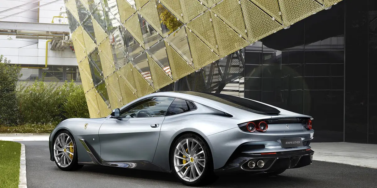 El cantante Justin Bieber (Ontario, 1994), de 28 años de edad, porque en noviembre de 2016 se informó que la asistente personal del canadiense se tardó tres semanas en encontrar el Ferrari