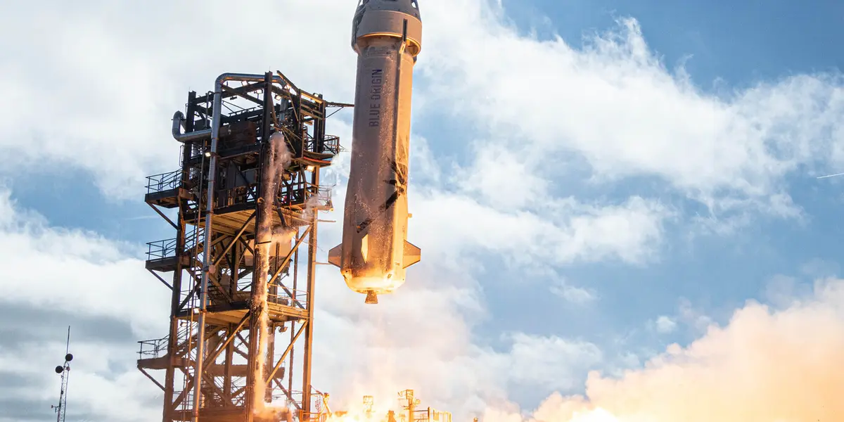 El cohete suborbital New Shepard despegó de la base Launch Site One de la compañía en el oeste de Texas a las 8:58 locales  con seis personas a bordo.