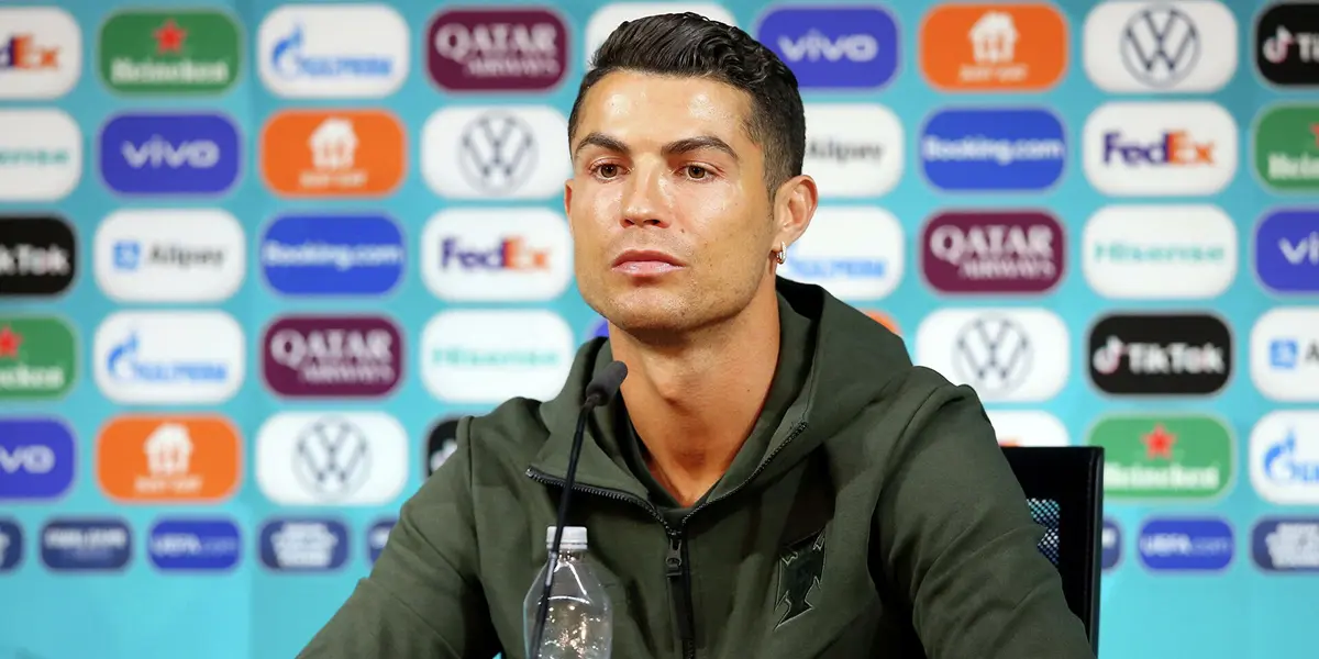 El famoso deportista se negó a mostrar dos botellas de Coca-Cola y optó por agua.