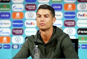 El famoso deportista se negó a mostrar dos botellas de Coca-Cola y optó por agua.