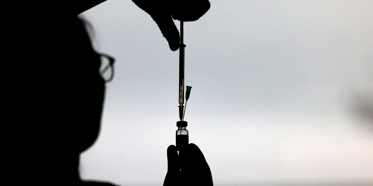 El Gobierno de la Ciudad de México anunció que del 2 al 4 de marzo continuará la jornada de vacunación contra COVID-19 para personas rezagadas en dos sedes.