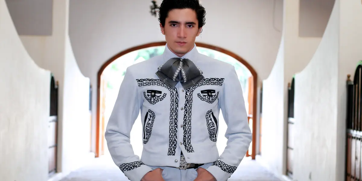 El hijo del potrillo Fernández estrenó canción y aseguró vivir una 'mexcla de sentimientos' a causa de la salud de su abuelo.