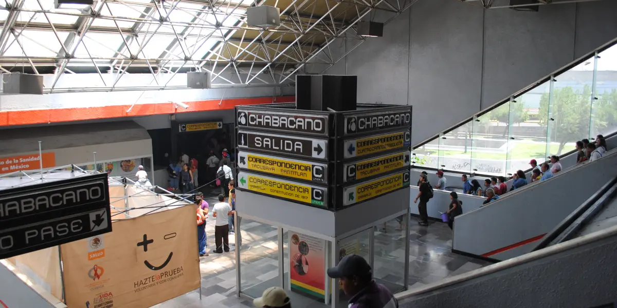 El incidente provocó la movilización de elementos de la Policía Bancaria e Industrial y cuerpos de emergencia. Autoridades del Metro desconocen el motivo por el que la escalera se detuvo