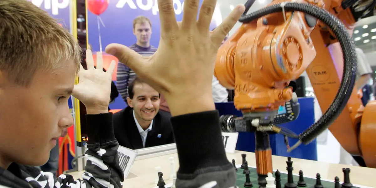 El momento se presentó cuando el joven, un jugador de la Liga Juvenil de la Federación de Ajedrez de Moscú se disponía a realizar un movimiento durante la partida frente al robot. Algo falló y el jugador cibernético, con una de sus pinzas, apretó el dedo del niño, quien resultó herido.