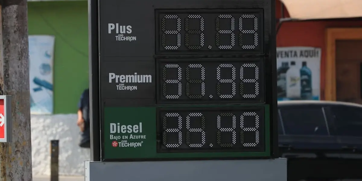 El precio de la gasolina en CDMX es de 22.45 pesos por litro de magna, 24.61 la premium, y el diésel 23.40