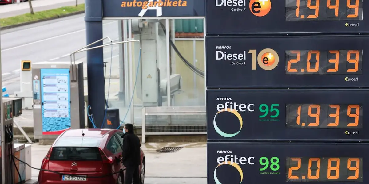 El precio promedio a nivel nacional de la gasolina Magna, Premium y Diésel es el siguiente:
Gasolina Magna: 21.35 pesos. Gasolina Premium: 23.16 pesos. Diésel: 22.83 pesos.