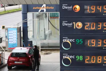 El precio promedio a nivel nacional de la gasolina Magna, Premium y Diésel es el siguiente:
Gasolina Magna: 21.35 pesos. Gasolina Premium: 23.16 pesos. Diésel: 22.83 pesos.