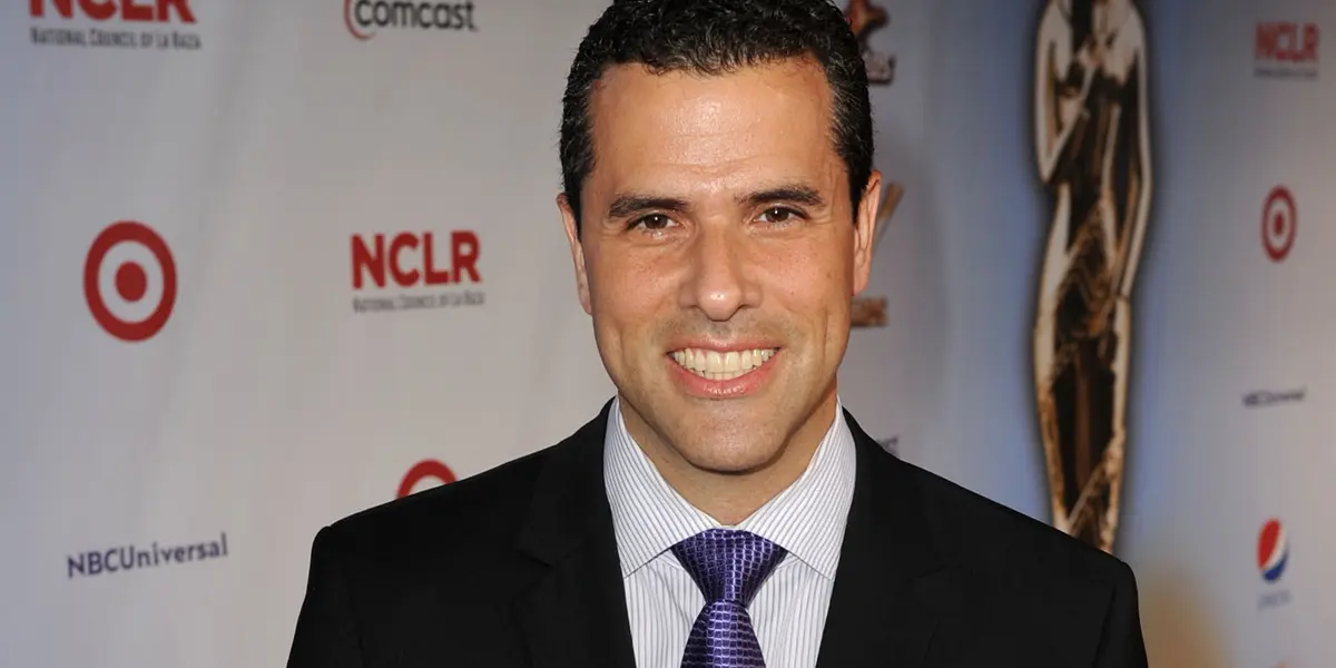 El presentador se habría arrepentido de mentir sobre su parentesco con la actriz Bárbara del Regil.