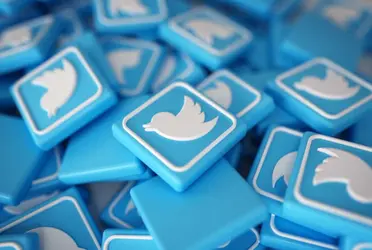 el primer paso para eliminar la cuenta de Twitter es desactivarla. Tras un periodo de 30 días de tener la cuenta desactivada, entonces el sistema automáticamente eliminará el perfil.