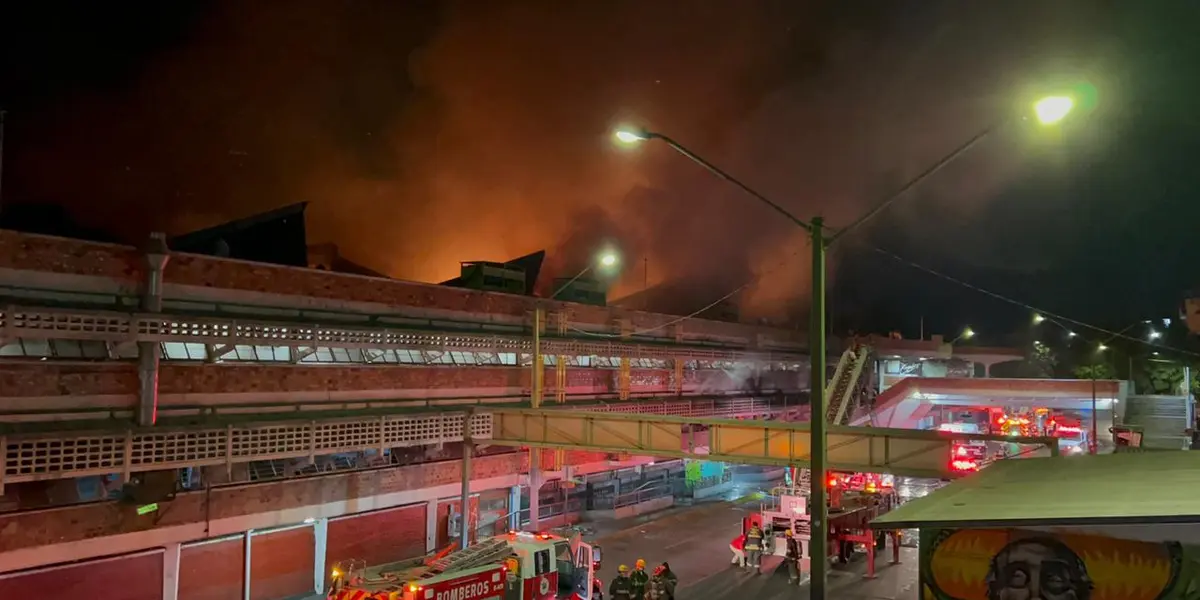 El primer piso del mercado público fue la zona más afectada por las llamas, en especial el área de comida, donde se produjo el incendio, que lograron controlar Bomberos de Guadalajara tras varias horas de permanecer en el sitio.