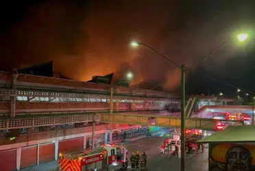 El primer piso del mercado público fue la zona más afectada por las llamas, en especial el área de comida, donde se produjo el incendio, que lograron controlar Bomberos de Guadalajara tras varias horas de permanecer en el sitio.