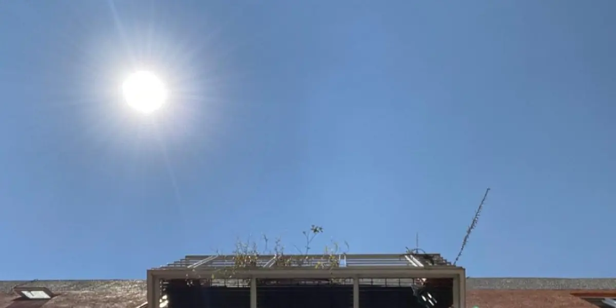 El pronóstico es considerablemente alto pues la alerta es que llegará la temperatura a una máxima de 28 a 30 grados Celsius entre las 14:00 y las 18:00 horas de este lunes.