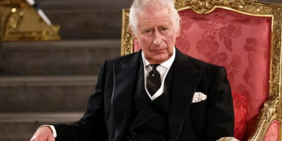 El Rey Carlos III viaja acompañado de un adorable objeto que nadie conocía